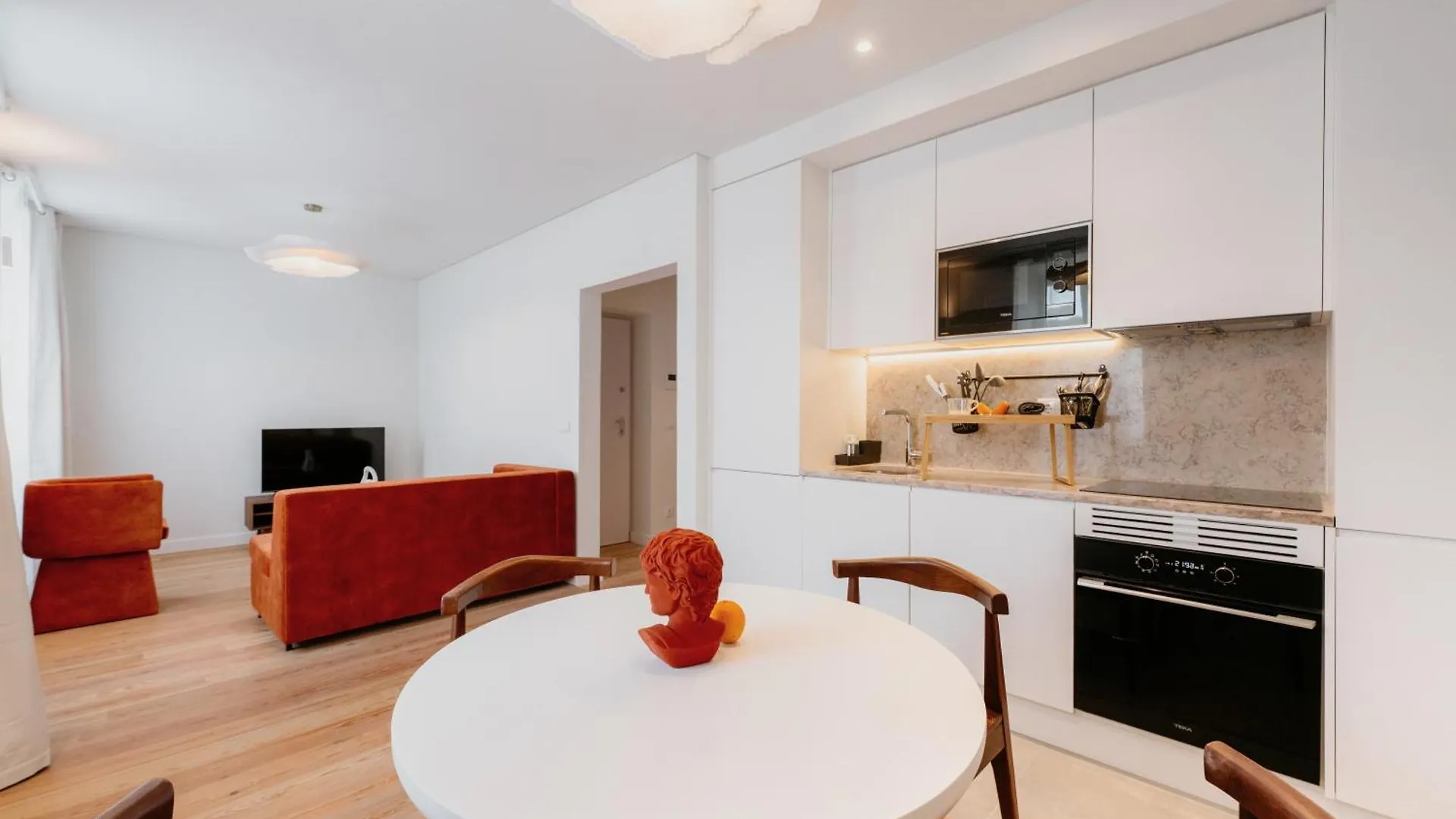 Apartment Mary Orange - No 236 1E - Sophisticated Two-Bedroom Getaway Lisbon