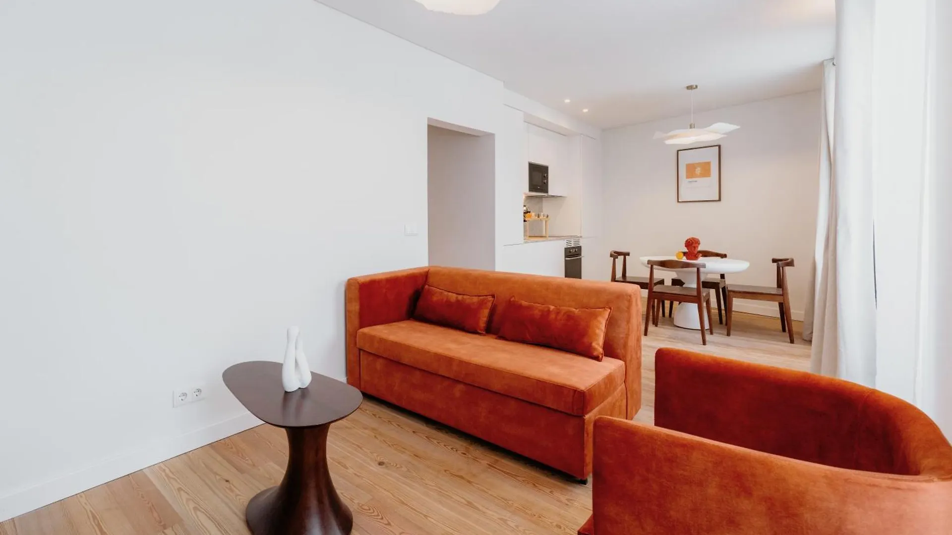 Mary Orange - No 236 1E - Sophisticated Two-Bedroom Getaway Lisbon Apartment