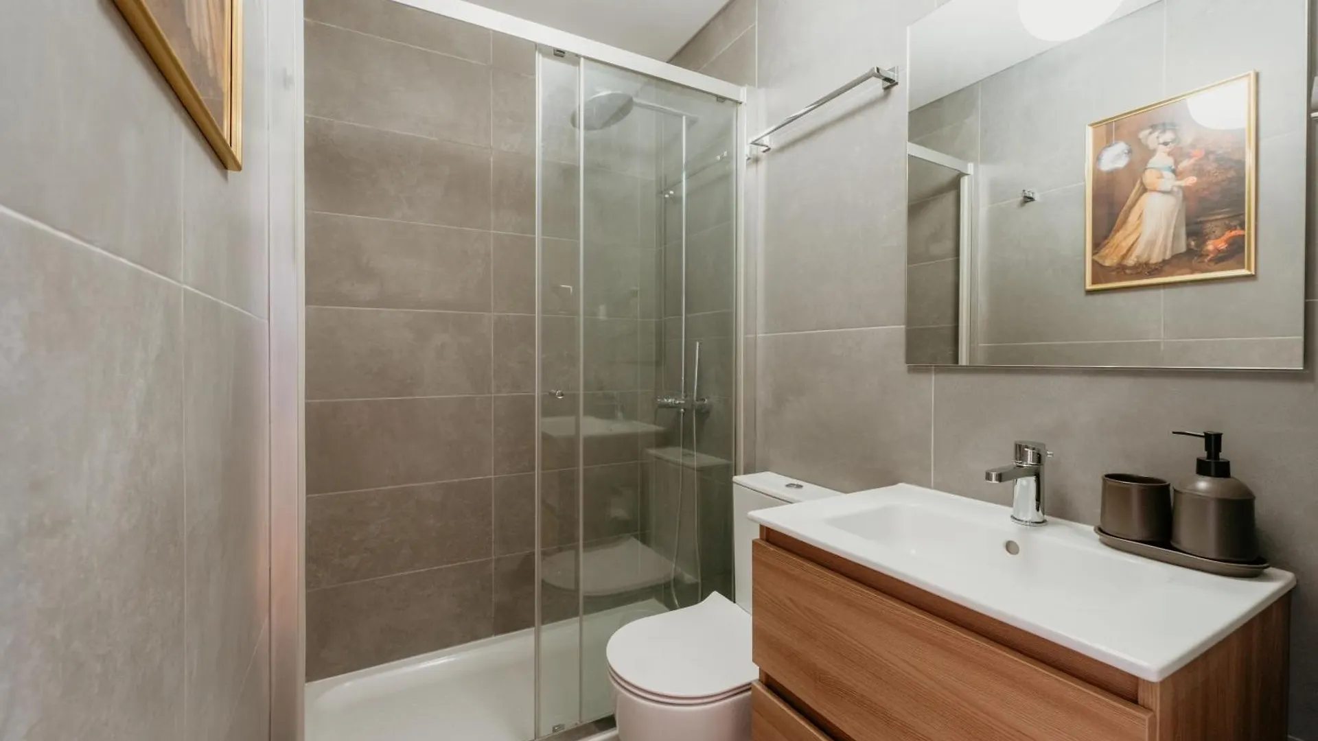 Mary Orange - No 236 1E - Sophisticated Two-Bedroom Getaway Lisbon