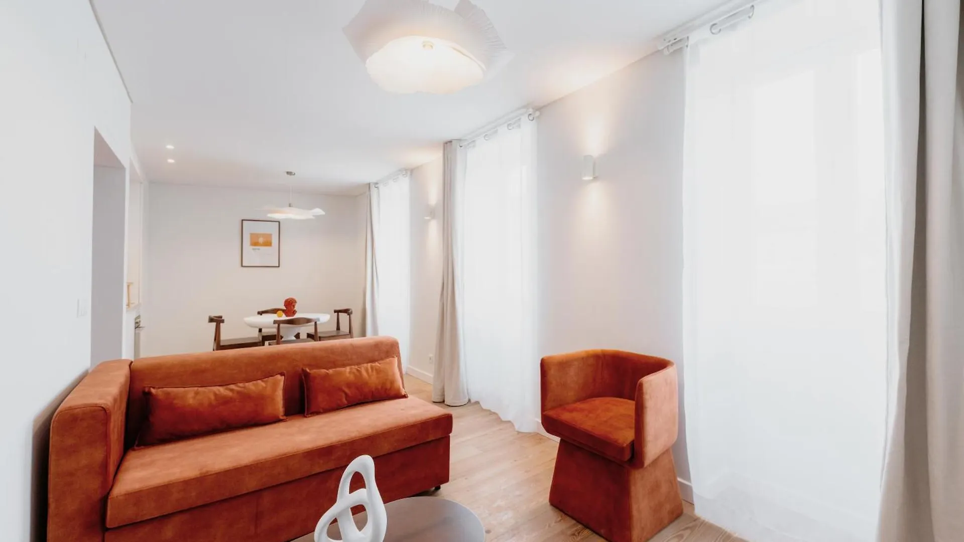 Mary Orange - No 236 1E - Sophisticated Two-Bedroom Getaway location